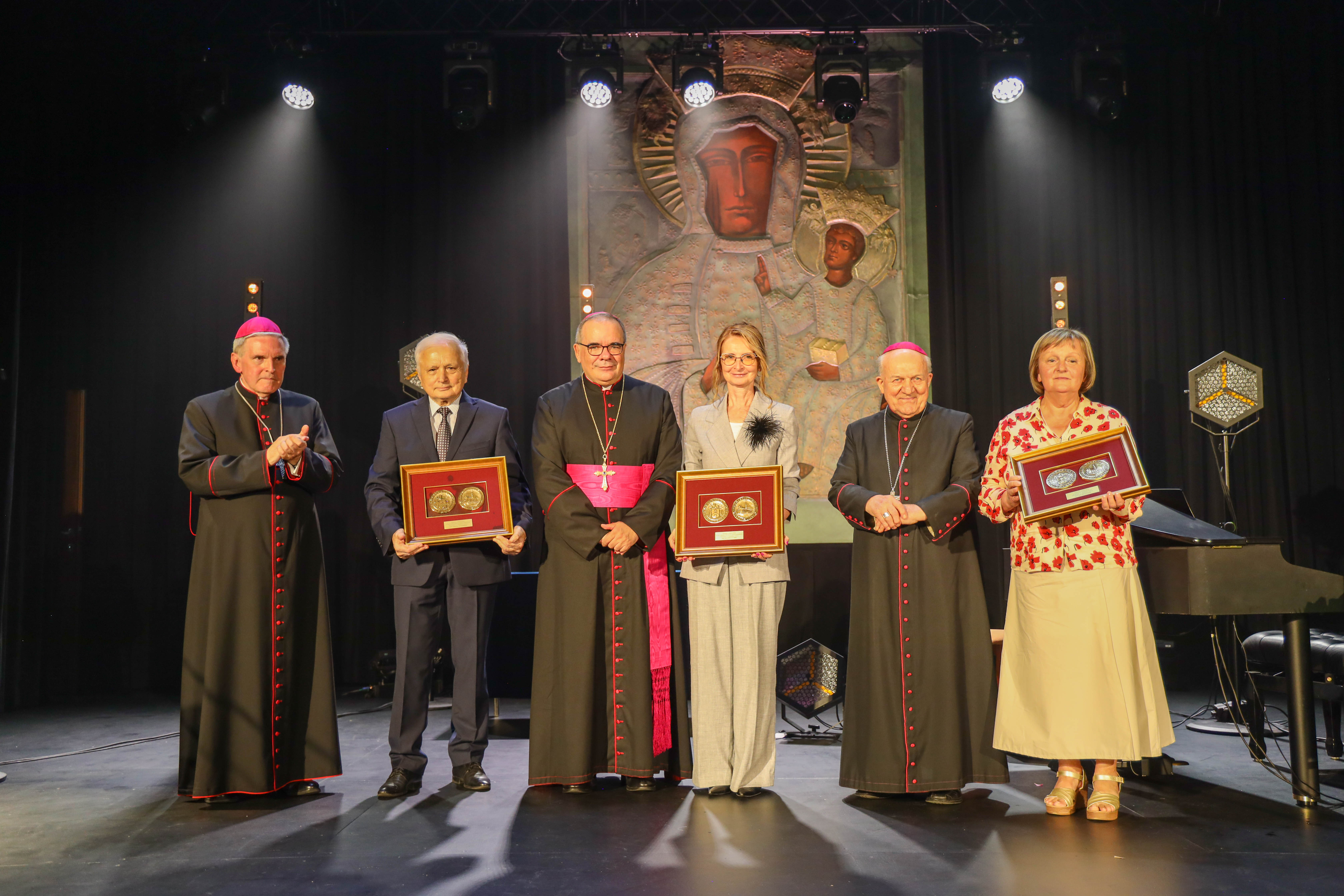 Diecezja Sandomierska nagrodziła osoby szczególnie zasłużone dla wspólnoty Kościoła