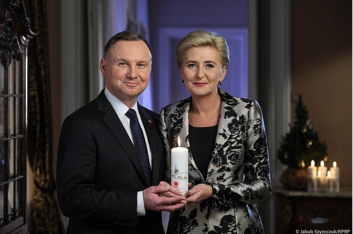 Prezydent Andrzej Duda wraz z małżonką Agatą Kornhauser-Dudą zachęcają do wzięcia udziału w akcji Wigilijne Dzieło Pomocy Dzieciom.